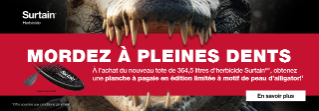 Gros plan d’un alligator avec le contenant d’herbicide Surtain™ et une planche à pagaie