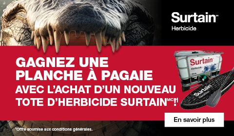Gros plan d’un alligator avec le contenant d’herbicide Surtain™ et une planche à pagaie
